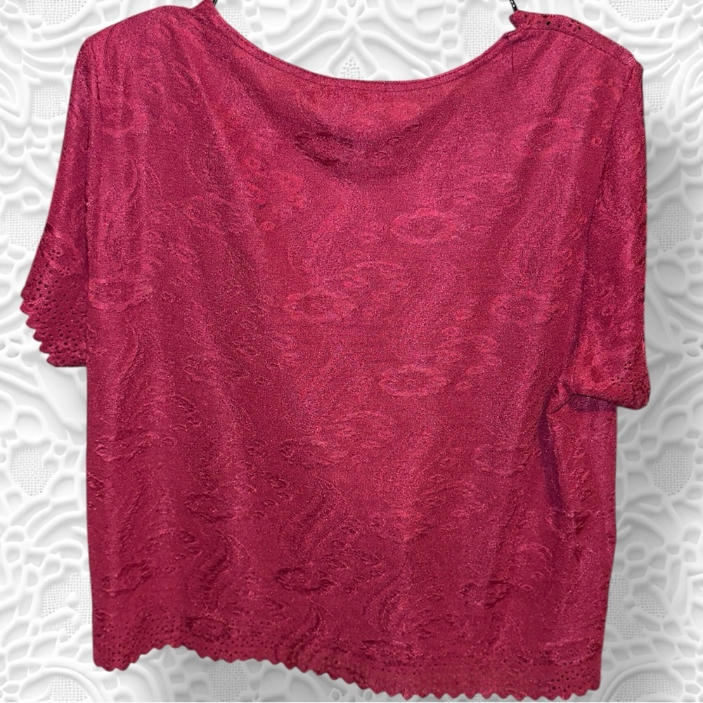 🌺BELLE AMIE BERRY FLORAL TEXTURE SCALLOPED HEMS TOP - Picture 2 of 3